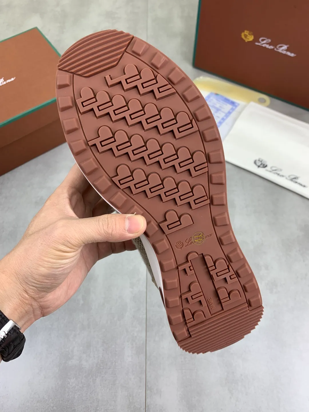 Men's men's shoes 💰P440 New model 💰 The latest casual shoes Loro Piana 💯 Top grade 💯 Buy the original copy 💯 Founded the existing Loro Piana company on April 24, 1924. It is now the sixth generation of family business, providing top quality products to customers who are discerning about taste and quality. Imported original fly woven fabric with cowhide fabric, plain calfskin lining. Hand-sewn thread with cowhide feet. Original packaging. High-end outsole. Size: 38-44 (customized for 45 and 46). 5️⃣ colors available.